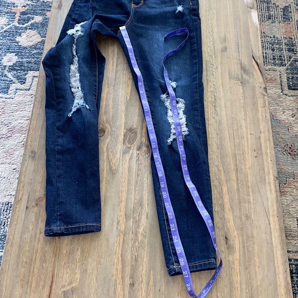 No Boundaries skinny Jean with distressing size 7. J108 - Picture 7 of 8